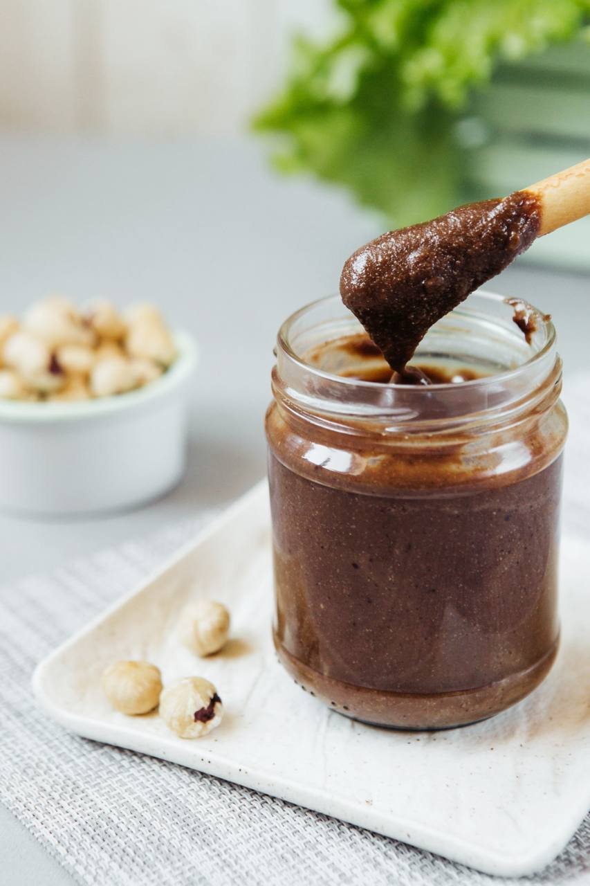 كوب الشوكولاتة والمكسرات المقرمشة